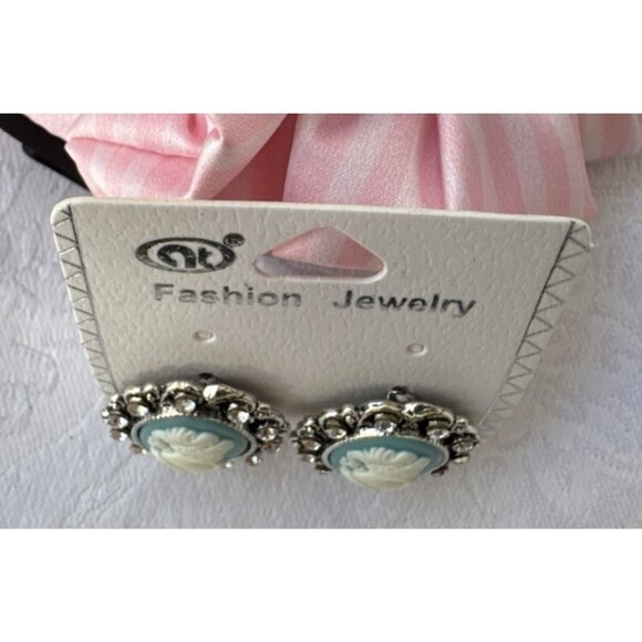 Classic Cameo Blue Cream CZ Silver Tone Oval Earrings NEW - Picture 8 of 9